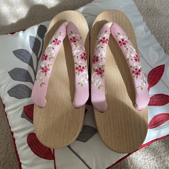 Very Unique Japanese Wooden Geta Sandals - Picture 2 of 9